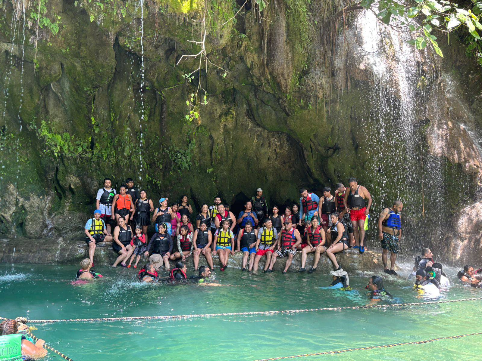 Grupo disfrutando excursión con Tours y Excursiones Ramos